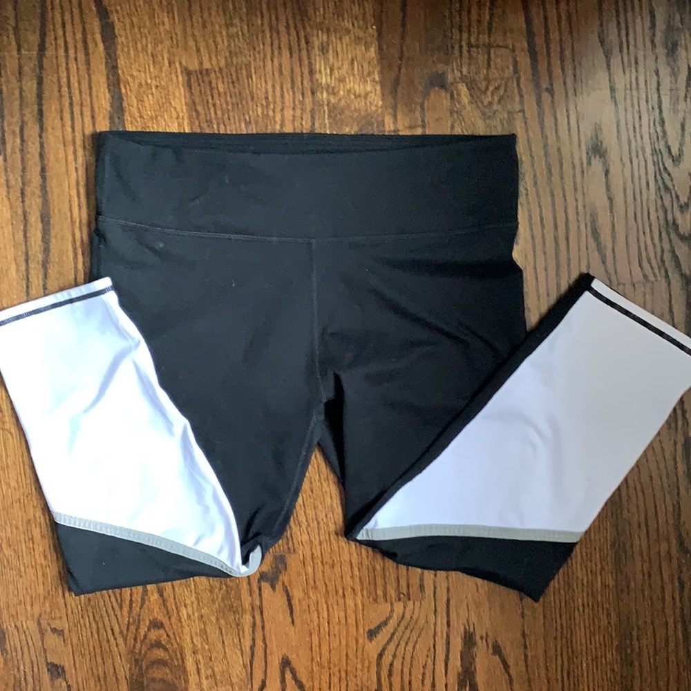 Fabletics Women’s Capri Leggings - Picture 3 of 4
